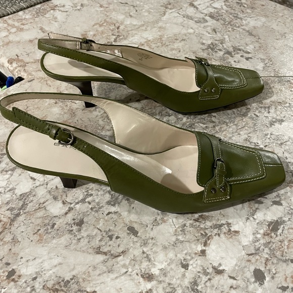 Bandolino Slingback all leather pumps. Never worn. Army green. 8.5 - Picture 4 of 8